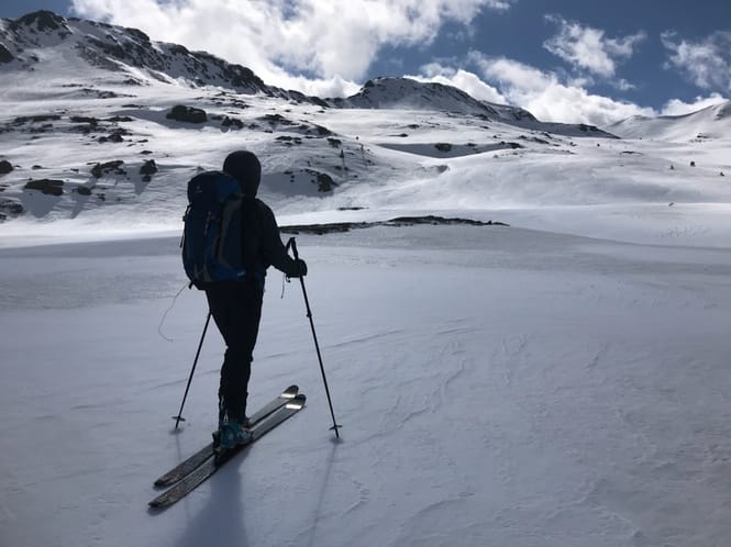 Skieur en train d'évoluer en ski de randonnée dans la neige - Pyrénées-Orientales 66