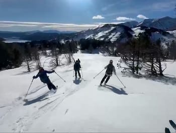 Skieurs de randonnée traçant leur descente dans la neige vierge dans les Pyrénées – Bureau des guides de Font-Romeu.