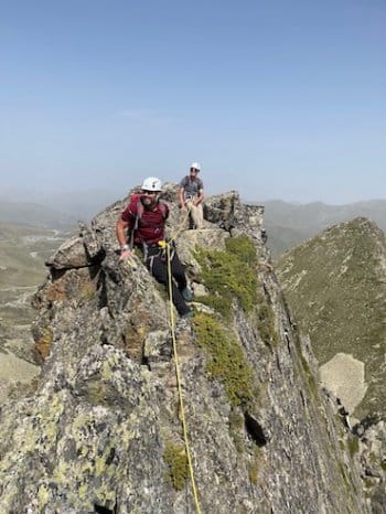 Deux alpinistes encordés au sommet d'une montagne catalane, Pyrénées-Orientales, admirant le paysage. Deux alpinistes encordés au sommet d'une montagne catalane, Pyrénées-Orientales, admirant le paysage.