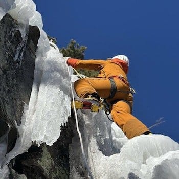 Démontration d'escalade sur glace à Saint-Pierre-dels-Forcats par notre guide de haute montagne. Démontration d'escalade sur glace à Saint-Pierre-dels-Forcats par notre guide de haute montagne.
