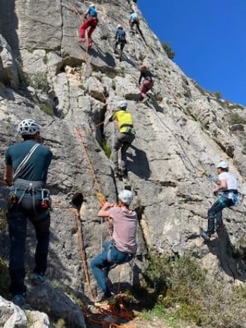 Groupe de grimpeurs escaladant une paroi rocheuse à Font-Romeu 66, initiation escalade en Cerdagne et Capcir. Groupe de grimpeurs escaladant une paroi rocheuse à Font-Romeu 66, initiation escalade en Cerdagne et Capcir.