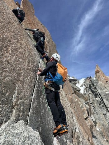 Grimpeurs escaladant la paroi abrupte d'une montagne, escalade en montagne près de Font-Romeu 66. Grimpeurs escaladant la paroi abrupte d'une montagne, escalade en montagne près de Font-Romeu 66.