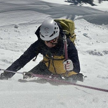 Alpiniste en train d'évoluer sur une pente enneigé. Alpiniste en train d'évoluer sur une pente enneigé.