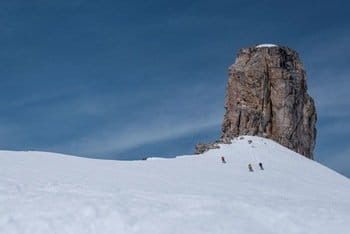 Groupe de skieurs freeride en train de escendre une pente hors piste enneigée. Groupe de skieurs freeride en train de escendre une pente hors piste enneigée.