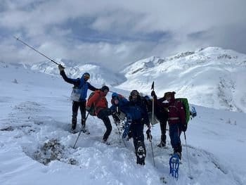 Groupe joyeux lors d'une randonnée en raquettes à neige dans les Pyrénées-Orientales encadré par un accompagnateur en montagne. Groupe joyeux lors d'une randonnée en raquettes à neige dans les Pyrénées-Orientales encadré par un accompagnateur en montagne.