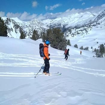 Groupe de skieurs descendant une pente enneigée en hors-piste dand la Vallée du Galbe après une ascension en ski de randonnée accompagné par un guide de haute montagne dans les pyrénées. Groupe de skieurs descendant une pente enneigée en hors-piste dand la Vallée du Galbe après une ascension en ski de randonnée accompagné par un guide de haute montagne dans les pyrénées.