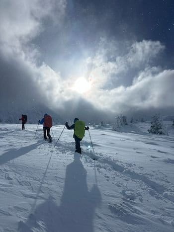 Groupe en balade dans la neige en raquettes sur un itinéraire choisit par un accompagnateur en montagne près de Font-romeu. Groupe en balade dans la neige en raquettes sur un itinéraire choisit par un accompagnateur en montagne près de Font-romeu.