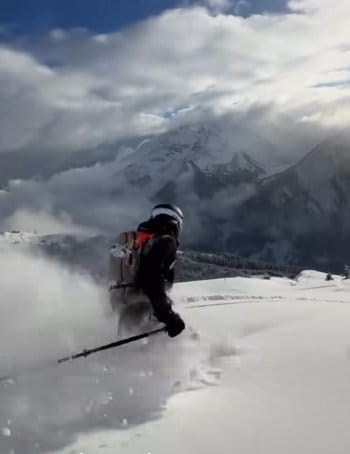 Ski hors-piste en poudreuse dans la Vallée du Galbe après une ascension en ski de randonnée accompagné par un guide de haute montagne dans les pyrénées. Ski hors-piste en poudreuse dans la Vallée du Galbe après une ascension en ski de randonnée accompagné par un guide de haute montagne dans les pyrénées.