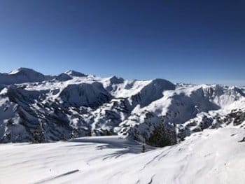 Paysage de sommets enneigés dans le parc des Pyrénées Catalane. Paysage de sommets enneigés dans le parc des Pyrénées Catalane.