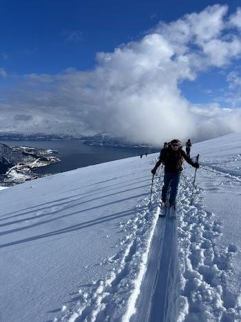 Ski avec vue sur les fjords en Norvège dans les Alpes de Lyngen. Ski avec vue sur les fjords en Norvège dans les Alpes de Lyngen.
