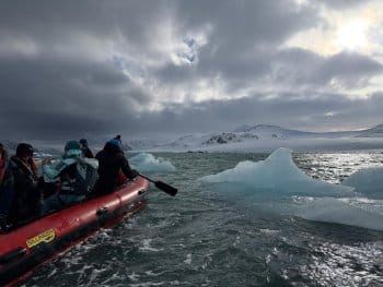 Ski et bateau au Spitzberg (Svalbard) : partez pour une expédition arctique unique entre fjords glacés, glaciers majestueux et faune polaire. Alternez ski de randonnée et navigation pour explorer des paysages sauvages au cœur du Grand Nord. Ski et bateau au Spitzberg (Svalbard) : partez pour une expédition arctique unique entre fjords glacés, glaciers majestueux et faune polaire. Alternez ski de randonnée et navigation pour explorer des paysages sauvages au cœur du Grand Nord.