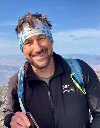 Photographie de profil du guide de haute montagne Fabrice. Photographie de profil du guide de haute montagne Fabrice.