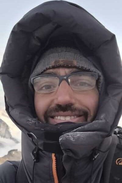 Photographie de profil du guide de haute montagne Diego. Photographie de profil du guide de haute montagne Diego.