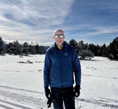 Photographie de profil de Nicolas notre accompagnateur en montagne. Photographie de profil de Nicolas notre accompagnateur en montagne.