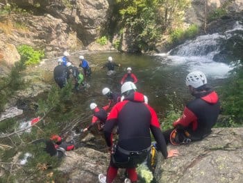 vue d'un groupe dans un canyon vue d'un groupe dans un canyon