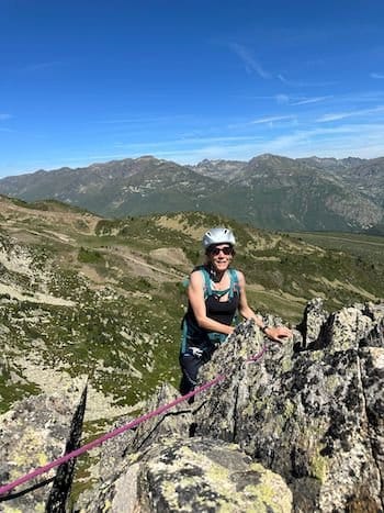 Alpiniste encordé atteignant le sommet dans les montagnes des Pyrénées près de Font-Romeu. Alpiniste encordé atteignant le sommet dans les montagnes des Pyrénées près de Font-Romeu.