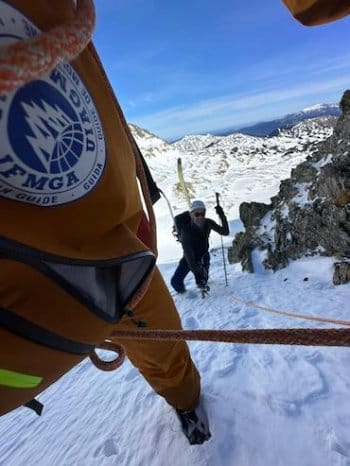 Alpiniste et guide de montagne en progression dans un couloir des Pyrénées-Orientales, Catalane. Alpiniste et guide de montagne en progression dans un couloir des Pyrénées-Orientales, Catalane.