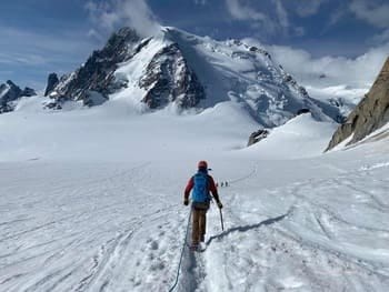 Alpiniste marchant dans la neige avec un piolet à la main, se dirigeant vers le sommet à gravir. Alpiniste marchant dans la neige avec un piolet à la main, se dirigeant vers le sommet à gravir.