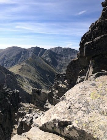 Vue des sommets pendant l'ascension du Canigou, Pyrénées-Orientales. Vue des sommets pendant l'ascension du Canigou, Pyrénées-Orientales.