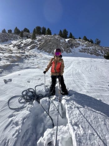 Stagiaire alpiniste évolue dans une pente neigeuse, Pyrénées-Orientales, Font-Romeu. Stagiaire alpiniste évolue dans une pente neigeuse, Pyrénées-Orientales, Font-Romeu.