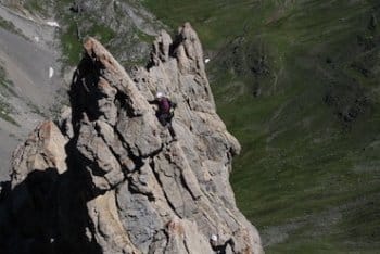 Alpiniste proche du sommet sur une paroi rocheuse, Pyrénées. Alpiniste proche du sommet sur une paroi rocheuse, Pyrénées.
