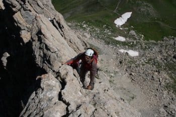 Alpiniste escaladant une paroi vertigineuse dans les Pyrénées catalanes. Alpiniste escaladant une paroi vertigineuse dans les Pyrénées catalanes.