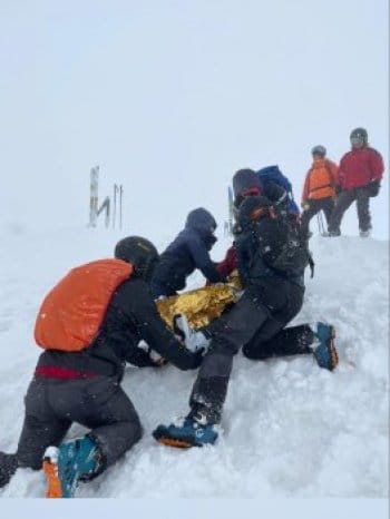 Exercice sauvetage blessé dans neige, stage alpinisme hivernal, Pyrénées-Orientales, Font-Romeu. Exercice sauvetage blessé dans neige, stage alpinisme hivernal, Pyrénées-Orientales, Font-Romeu.