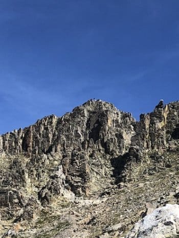 Vue sur le Canigou avec sa croix visible depuis le pied de la montagne. Vue sur le Canigou avec sa croix visible depuis le pied de la montagne.
