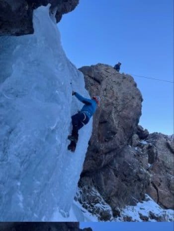 Alpiniste en baudrier et piolet, escalade cascade de glace, encordé à compagnon, Pyrénées-Orientales. Alpiniste en baudrier et piolet, escalade cascade de glace, encordé à compagnon, Pyrénées-Orientales.