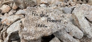 Inscription 'Pic dels Pessons 2 864 m' sur un caillou au sommet, entourée de pierres, marquant le sommet découvert par des skieurs de randonnée lors de leur raid à ski en Andorre, près de Grandvalira-Grau Roig. Inscription 'Pic dels Pessons 2 864 m' sur un caillou au sommet, entourée de pierres, marquant le sommet découvert par des skieurs de randonnée lors de leur raid à ski en Andorre, près de Grandvalira-Grau Roig.