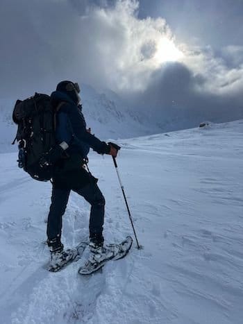 Groupe de raquetteurs dans les montagnes enneigées des Pyrénées-Orientales. Groupe de raquetteurs dans les montagnes enneigées des Pyrénées-Orientales.