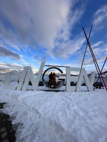 Nos guides de haute montagne prennent la pause instagrammable dans les Lyngen. Nos guides de haute montagne prennent la pause instagrammable dans les Lyngen.