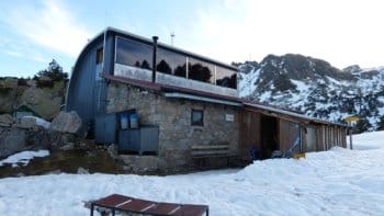 "Refuge de Saboredo dans les Encantats, Espagne, devant un tapis de neige et un sommet au loin, accueillant des skieurs de randonnée encadrés par un guide de Sensations Pyrénées lors d'un raid à ski dans le cadre enchanteur du Val d'Aran. "Refuge de Saboredo dans les Encantats, Espagne, devant un tapis de neige et un sommet au loin, accueillant des skieurs de randonnée encadrés par un guide de Sensations Pyrénées lors d'un raid à ski dans le cadre enchanteur du Val d'Aran.