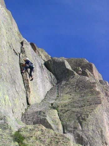 Un grimpeur en ascension sur une paroi rocheuse très verticale en Cerdagne, escalade en montagne. Un grimpeur en ascension sur une paroi rocheuse très verticale en Cerdagne, escalade en montagne.
