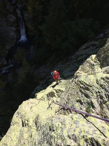 Homme seul escaladant la paroi abrupte d'une montagne dans le Capcir, Pyrénées-Orientales 66. Homme seul escaladant la paroi abrupte d'une montagne dans le Capcir, Pyrénées-Orientales 66.