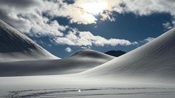Glacier Koppangsbreen dans les Alpes de Lyngen, Norvège, séjour de ski de randonnée avec guide. Glacier Koppangsbreen dans les Alpes de Lyngen, Norvège, séjour de ski de randonnée avec guide.