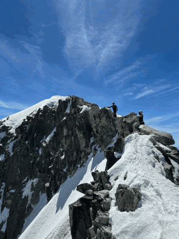 Portion de montagne enneigée presque au sommet, idéale pour l'ascension, Aneto, Pyrénées Portion de montagne enneigée presque au sommet, idéale pour l'ascension, Aneto, Pyrénées