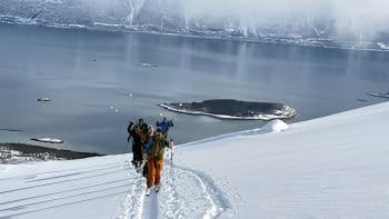 Fjord de Lyngen, Norvège, avec des montagnes enneigées en arrière-plan. Fjord de Lyngen, Norvège, avec des montagnes enneigées en arrière-plan.