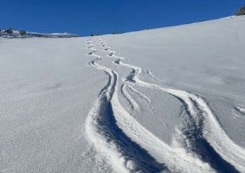 Descente mémorable dans les montagnes enneigées du Parc Naturel de Posets-Maladeta, Espagne, lors d'un raid à ski vers l'Aneto, le sommet des Pyrénées, marquée par des traces de virages en godille. Descente mémorable dans les montagnes enneigées du Parc Naturel de Posets-Maladeta, Espagne, lors d'un raid à ski vers l'Aneto, le sommet des Pyrénées, marquée par des traces de virages en godille.