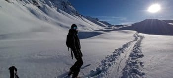 Skieur posant au milieu d'un paysage enneigé éblouissant sous un soleil radieux et un ciel bleu dans le Parc Naturel du Queyras lors d'un raid à ski de randonnée avec le bureau des guides de Font-Romeu. Skieur posant au milieu d'un paysage enneigé éblouissant sous un soleil radieux et un ciel bleu dans le Parc Naturel du Queyras lors d'un raid à ski de randonnée avec le bureau des guides de Font-Romeu.