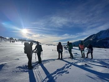 Balade en raquettes à neige avec le Bureau des guides de Font-romeu. Balade en raquettes à neige avec le Bureau des guides de Font-romeu.