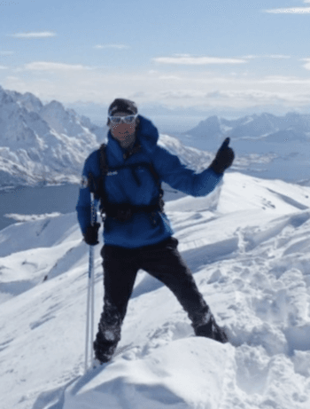 Pratiquant de raquette à neige au milieu des montagnes enneigées dans les Pyrénées. Pratiquant de raquette à neige au milieu des montagnes enneigées dans les Pyrénées.
