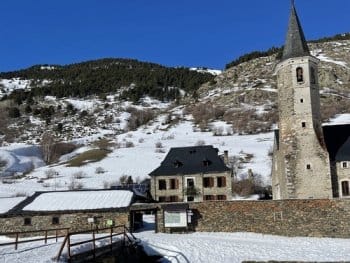Refuge de Montgarri enneigé, situé dans un cadre historique et pittoresque du Val d'Aran, Catalogne, Espagne, avec le bureau des guides de FontRomeu. Refuge de Montgarri enneigé, situé dans un cadre historique et pittoresque du Val d'Aran, Catalogne, Espagne, avec le bureau des guides de FontRomeu.