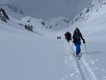 Groupe de skieurs de randonnée, lors d'un raid à ski, évoluant dans le décor majestueux des montagnes enchantées du Val d'Aran. Groupe de skieurs de randonnée, lors d'un raid à ski, évoluant dans le décor majestueux des montagnes enchantées du Val d'Aran.