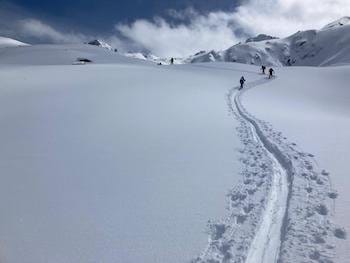 Groupe de skieurs de randonnée lors d'un raid dans le Parc National d'Aigüestortes, sous un ciel bleu, au cœur de la poudreuse. Groupe de skieurs de randonnée lors d'un raid dans le Parc National d'Aigüestortes, sous un ciel bleu, au cœur de la poudreuse.