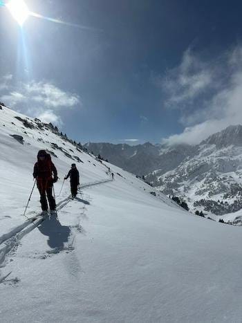 Ski de randonnée sous le soleil traversant une montagne enneigée dans les Pyrénées. Ski de randonnée sous le soleil traversant une montagne enneigée dans les Pyrénées.