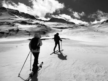 Deux skieurs pratiquant le ski de randonnée dans un paysage montagneux enneigé sur les hauteurs de Bolquère. Deux skieurs pratiquant le ski de randonnée dans un paysage montagneux enneigé sur les hauteurs de Bolquère.