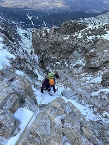 Stagière alpiniste encordé en train de descendre encadré par un Guide de haute montagne, Pyrénées-Orientales Stagière alpiniste encordé en train de descendre encadré par un Guide de haute montagne, Pyrénées-Orientales