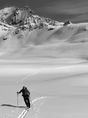 Traversée en ski de randonnée sur une montagne enneigée dans les Pyrénées Traversée en ski de randonnée sur une montagne enneigée dans les Pyrénées