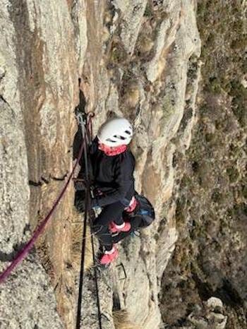 Pratiquants escaladant escaliers via ferrata, encordés aux câbles, Pyrénées, Font-Romeu. Pratiquants escaladant escaliers via ferrata, encordés aux câbles, Pyrénées, Font-Romeu.
